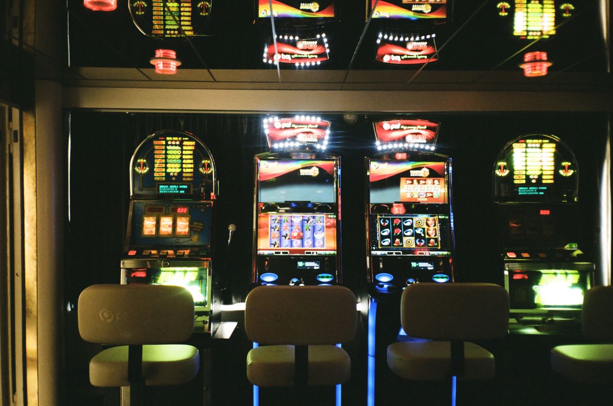 Suasana mesin slot di ruang kasino